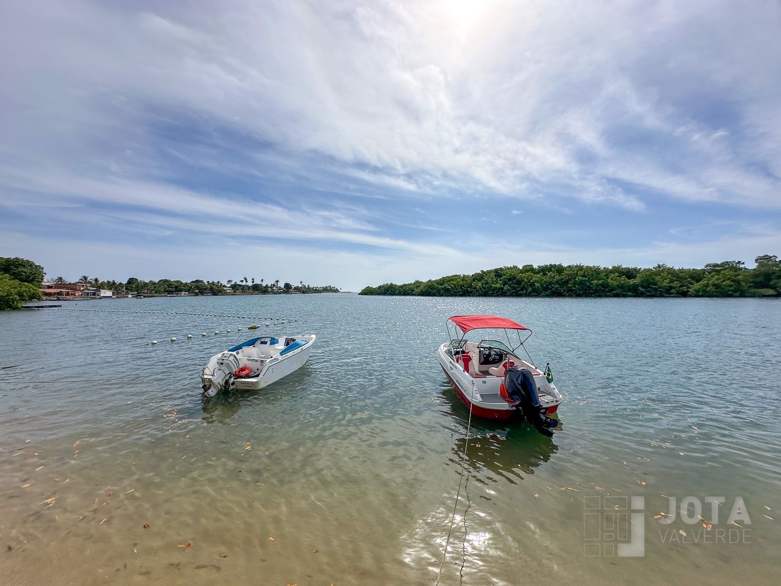 Barcos ancorados na marina privativa do condomínio, no Rio Capivara Grande
