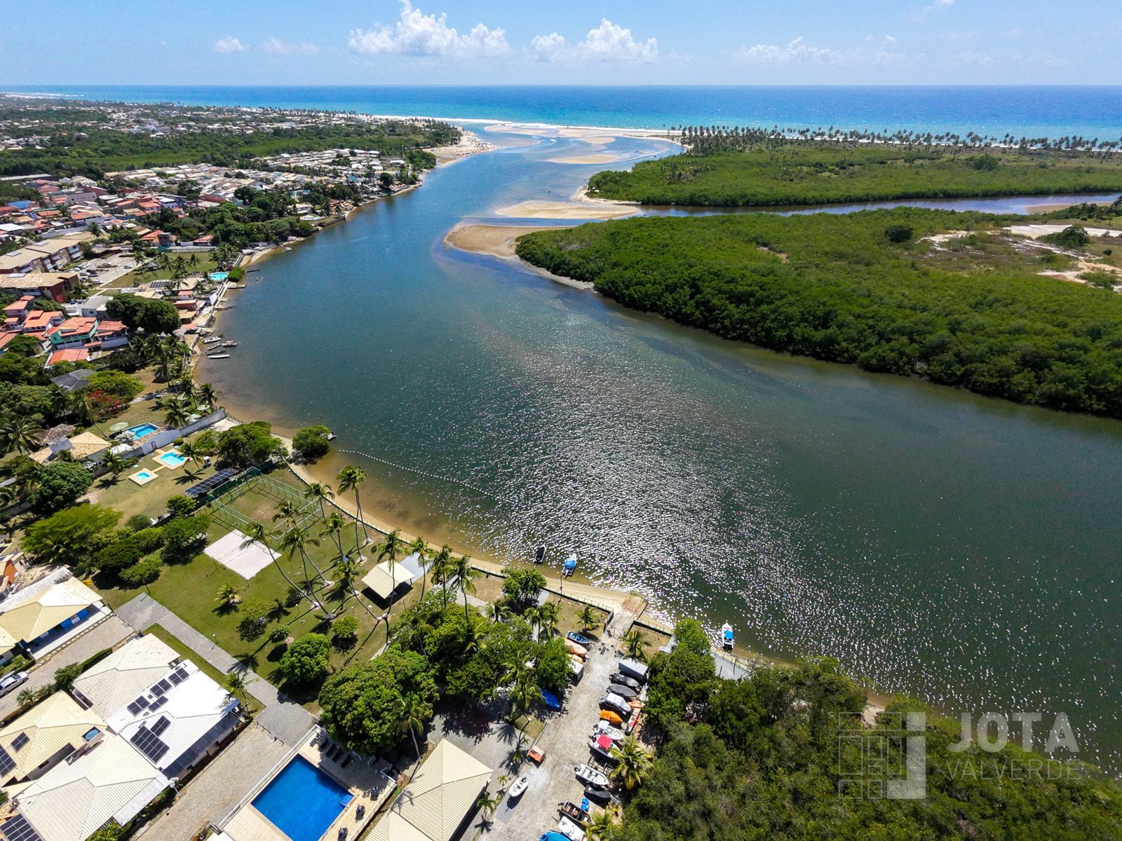Vista aérea da Barra do Jacuípe: o Rio Capivara Grande encontrando o oceano Atlântico