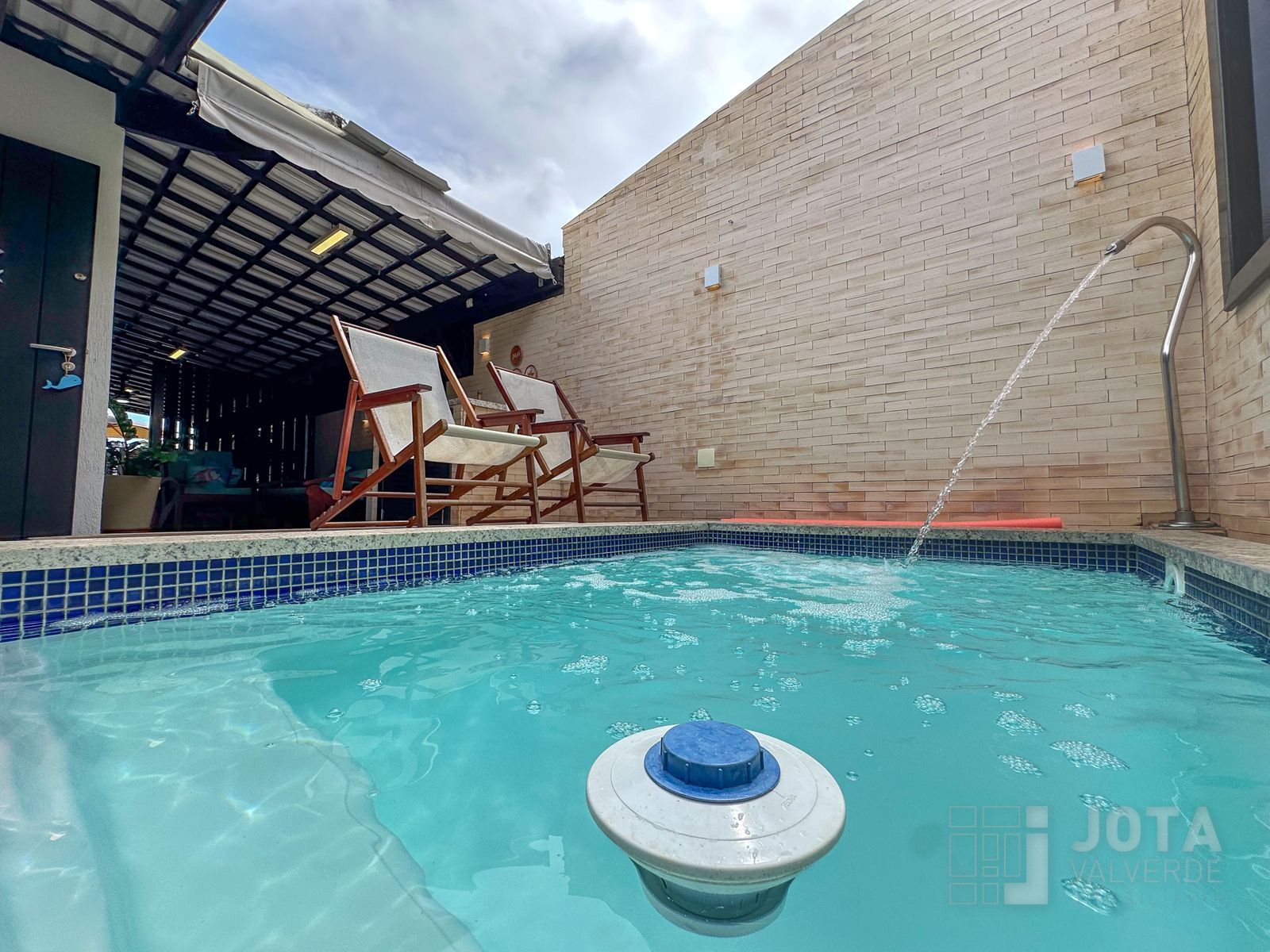 Piscina com hidromassagem da casa no Condomínio Recreio de Jacuípe