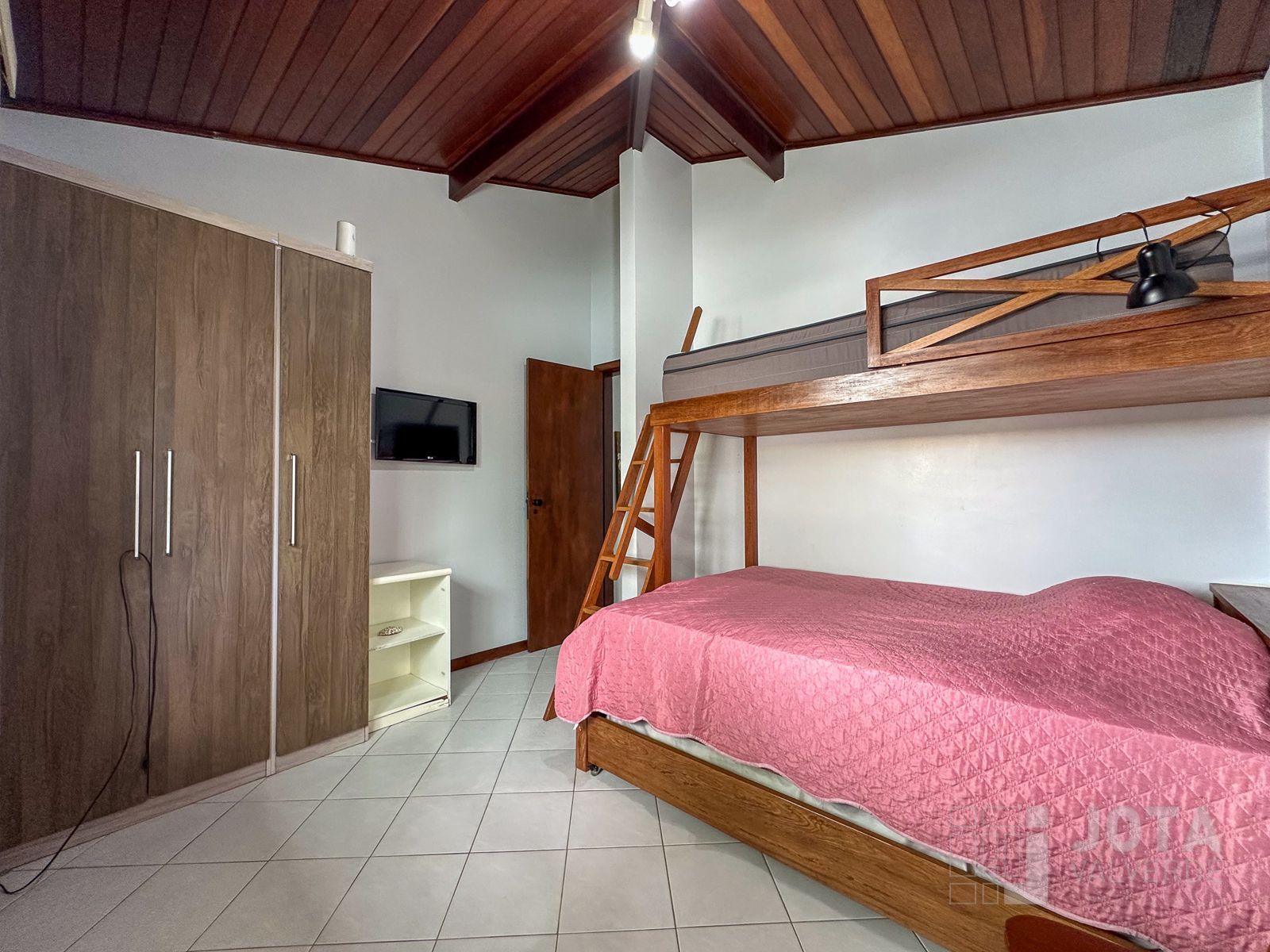 Terceiro quarto, com beliche e cama de casal, acomoda quatro pessoas